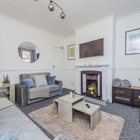 Central Townhouse Wolverhampton - Sleeps 8 - Ideal For Contractors & Families公寓 外观 照片