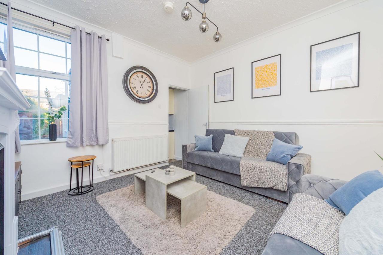 Central Townhouse Wolverhampton - Sleeps 8 - Ideal For Contractors & Families公寓 外观 照片