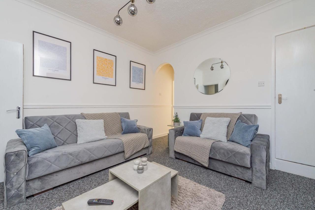 Central Townhouse Wolverhampton - Sleeps 8 - Ideal For Contractors & Families公寓 外观 照片