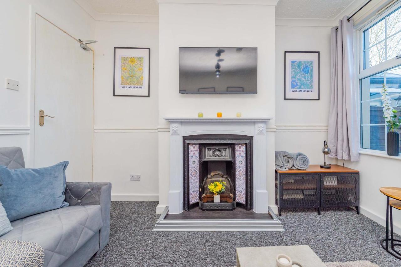 Central Townhouse Wolverhampton - Sleeps 8 - Ideal For Contractors & Families公寓 外观 照片