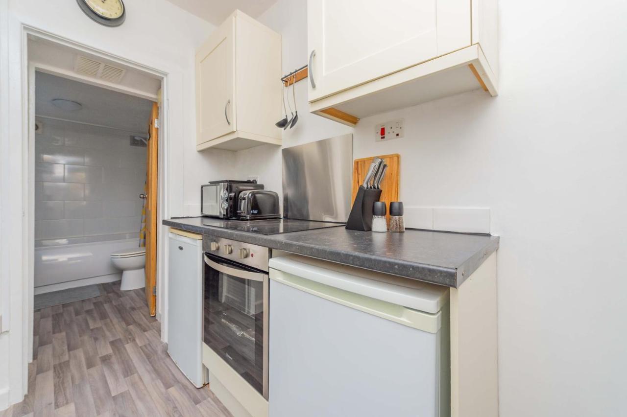 Central Townhouse Wolverhampton - Sleeps 8 - Ideal For Contractors & Families公寓 外观 照片