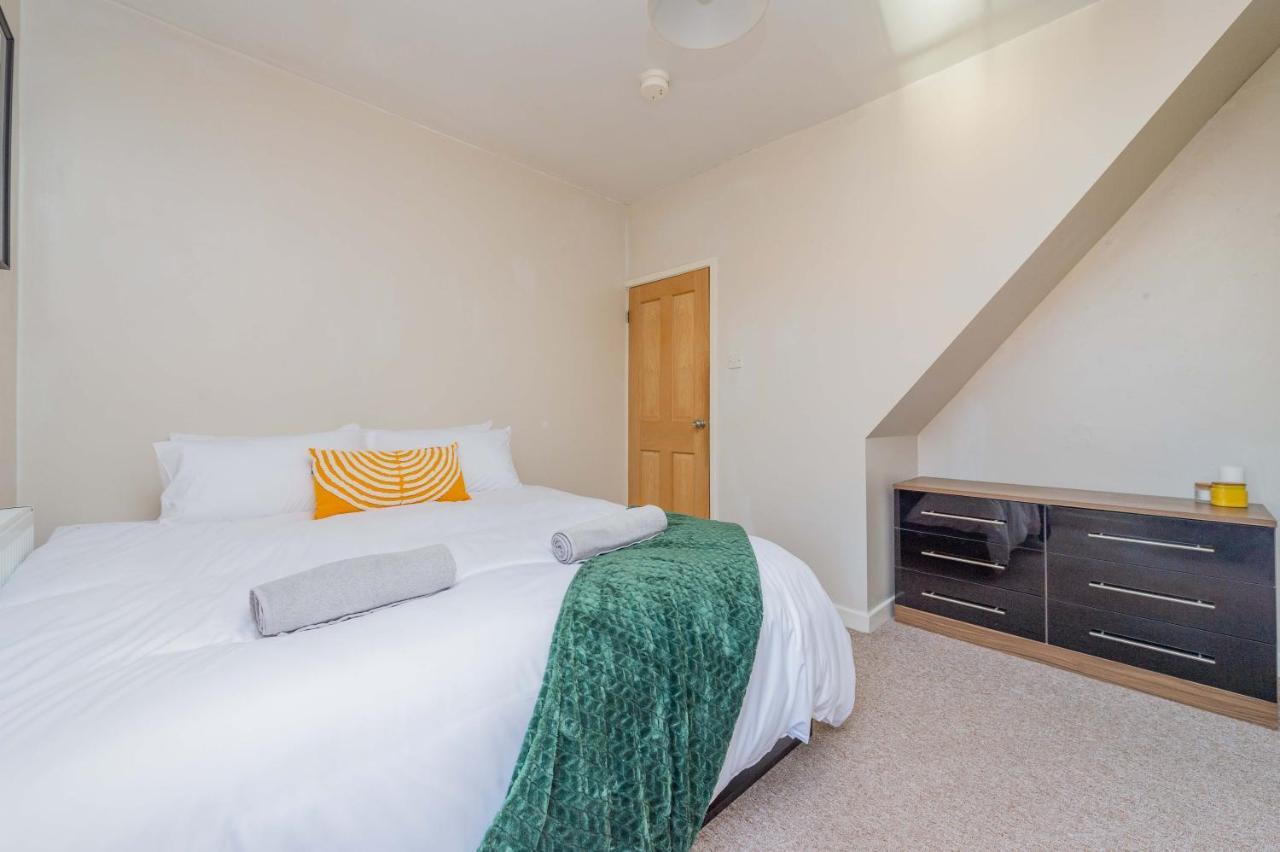 Central Townhouse Wolverhampton - Sleeps 8 - Ideal For Contractors & Families公寓 外观 照片