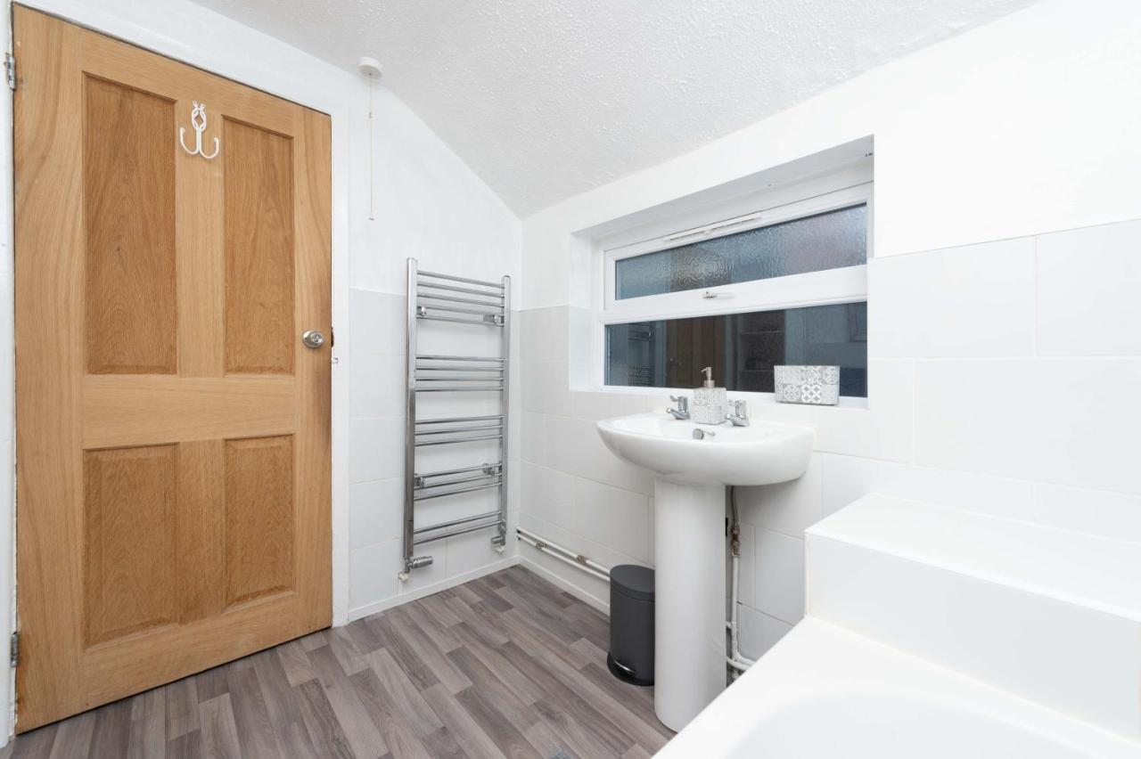 Central Townhouse Wolverhampton - Sleeps 8 - Ideal For Contractors & Families公寓 外观 照片