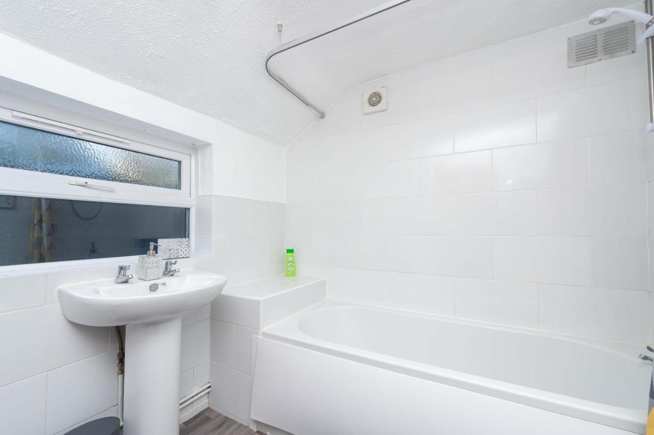 Central Townhouse Wolverhampton - Sleeps 8 - Ideal For Contractors & Families公寓 外观 照片