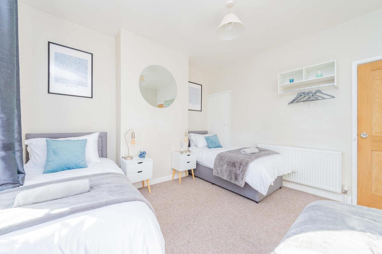 Central Townhouse Wolverhampton - Sleeps 8 - Ideal For Contractors & Families公寓 外观 照片