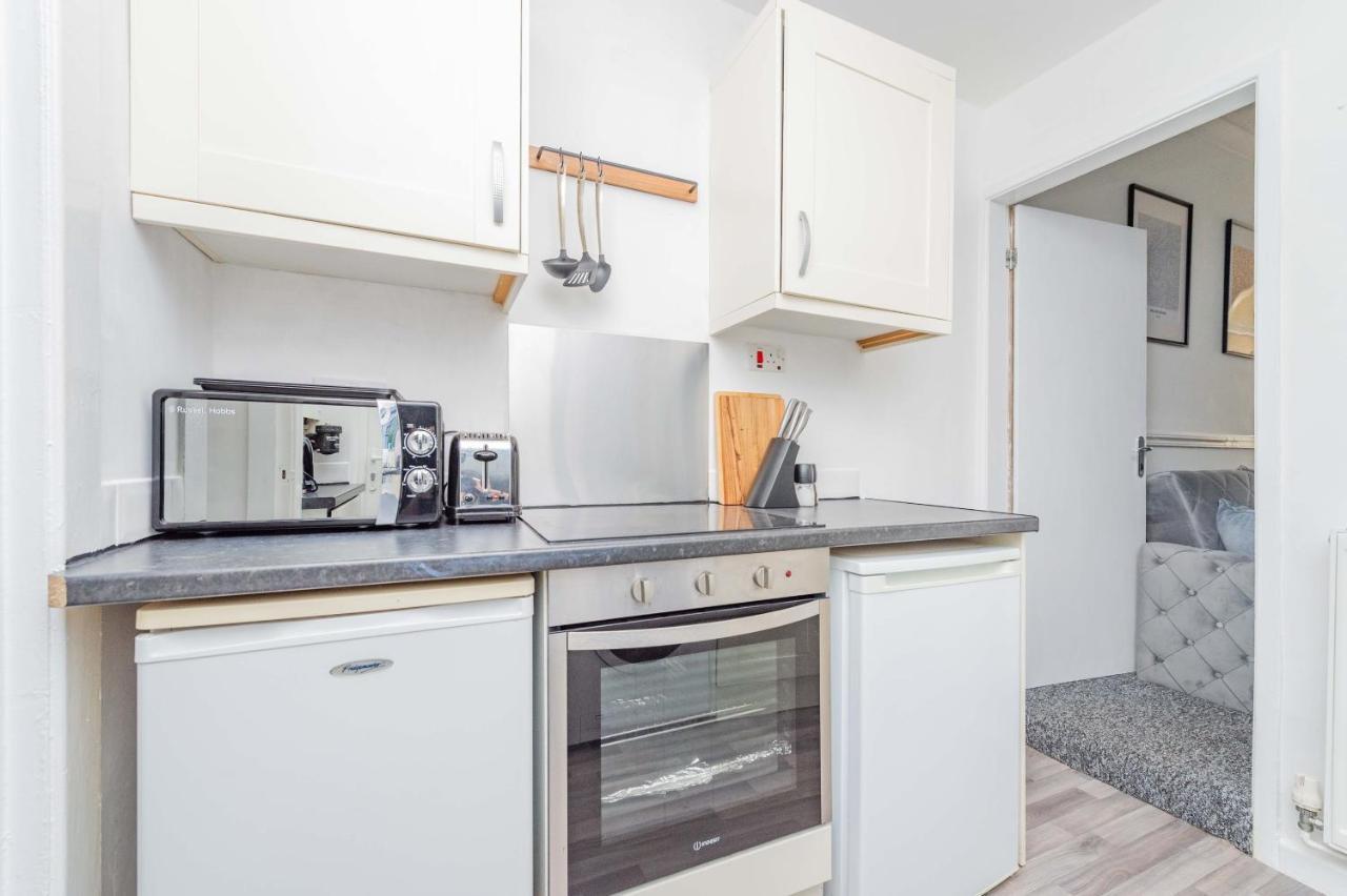 Central Townhouse Wolverhampton - Sleeps 8 - Ideal For Contractors & Families公寓 外观 照片